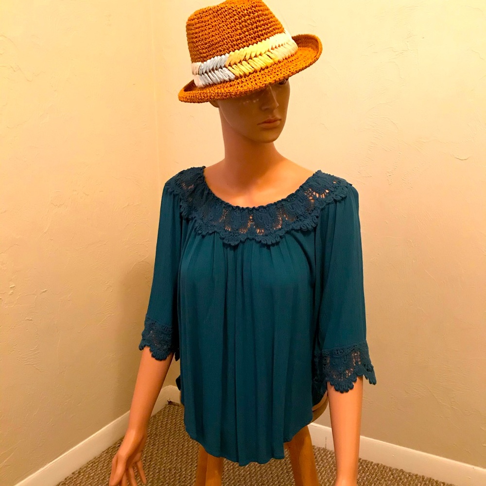 SOLD!! Host Pick!! 🎉🎉 Westport 1962 On/Off Shoulder 3/4 Sleeve Blouse